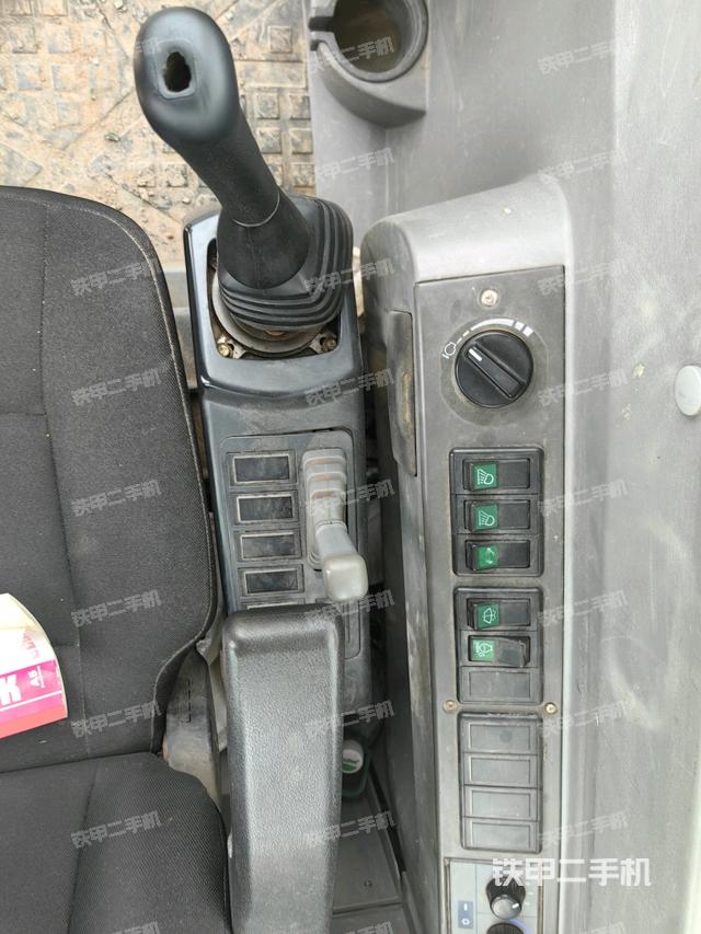 座椅左侧控制台/音响/含左手柄（驾驶室部分）