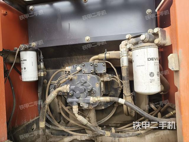 液压泵舱室正面整体(整机外观) 液压泵舱室正面整体(整机外观)