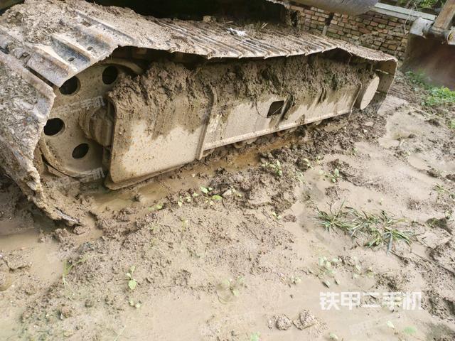 單側(cè)履帶整體(整機(jī)外觀) 單側(cè)履帶整體(整機(jī)外觀)