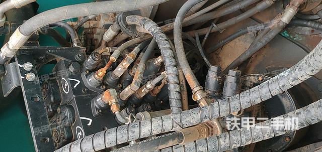 回轉(zhuǎn)馬達(dá)和主控閥（整機(jī)外觀）