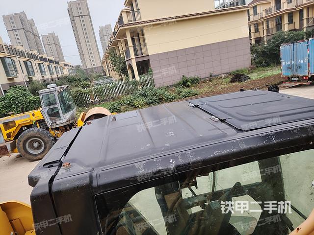 驾驶室顶部（整机外观）