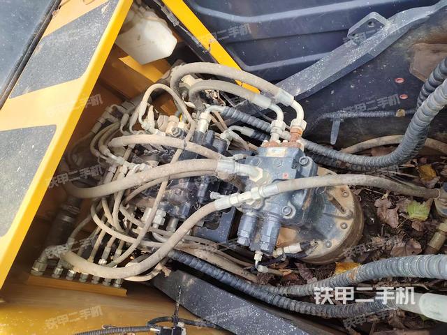 回轉(zhuǎn)馬達(dá)和主控閥(整機(jī)外觀) 回轉(zhuǎn)馬達(dá)和主控閥(整機(jī)外觀)