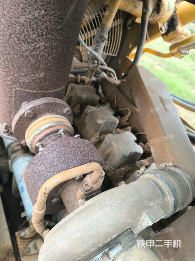 发动机右侧全景（推土机发动机舱）