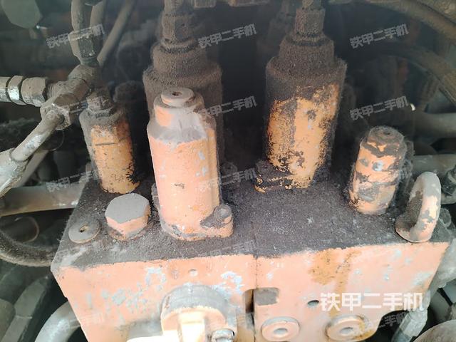 回轉(zhuǎn)馬達(dá)和主控閥(整機(jī)外觀) 回轉(zhuǎn)馬達(dá)和主控閥(整機(jī)外觀)