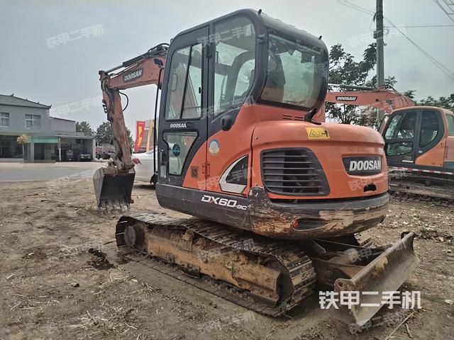 駕駛室整體(整機(jī)外觀) 駕駛室整體(整機(jī)外觀)