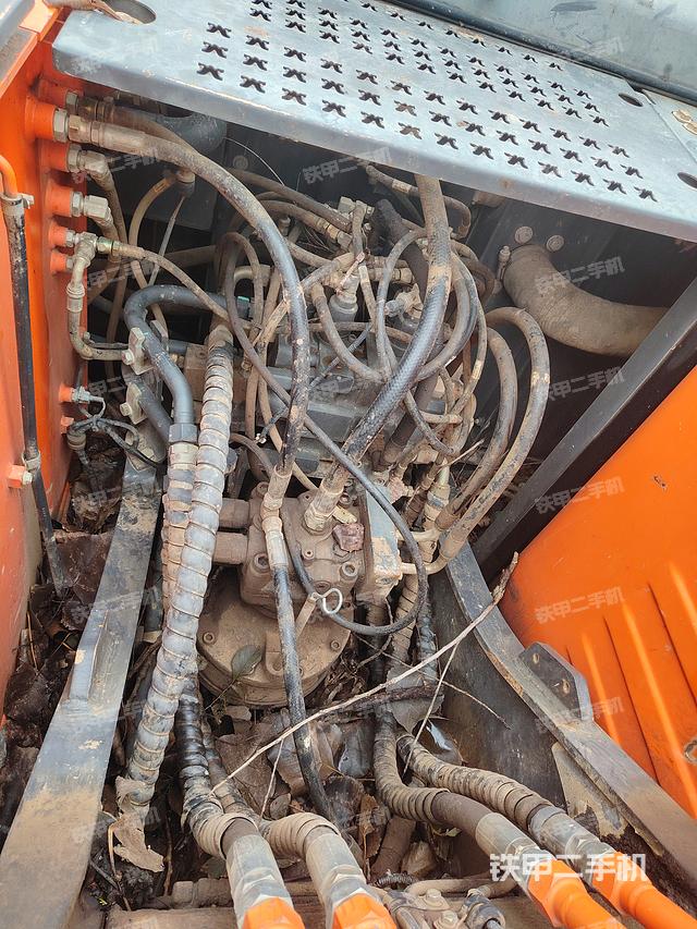 回转马达和主控阀（整机外观）