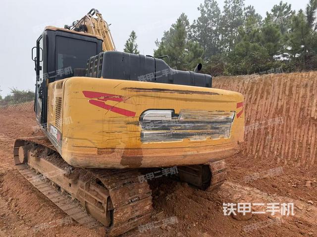 駕駛室頂部(整機(jī)外觀) 駕駛室頂部(整機(jī)外觀)