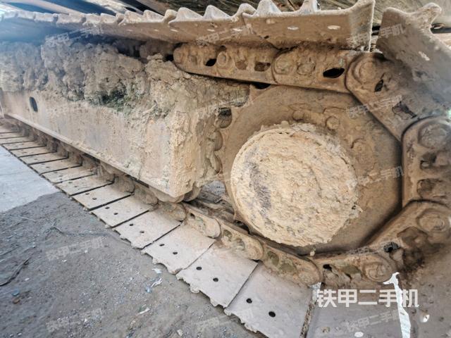 單側(cè)履帶整體(整機(jī)外觀) 單側(cè)履帶整體(整機(jī)外觀)