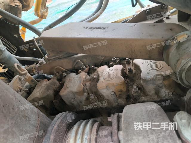 發(fā)動機(jī)右側(cè)全景（推土機(jī)發(fā)動機(jī)艙）