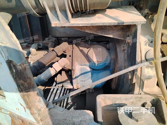 液压泵舱室正面整体（整机外观）