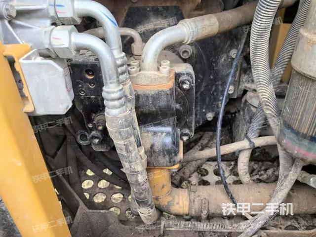 液壓泵艙室正面整體(整機外觀) 液壓泵艙室正面整體(整機外觀)