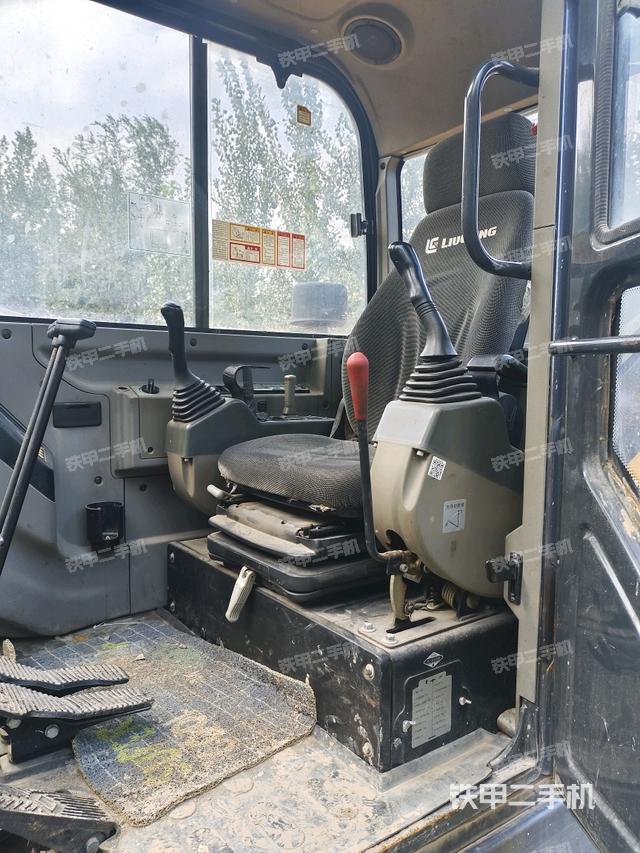 駕駛室整體(整機(jī)外觀) 駕駛室整體(整機(jī)外觀)