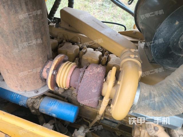 发动机右侧全景（推土机发动机舱）