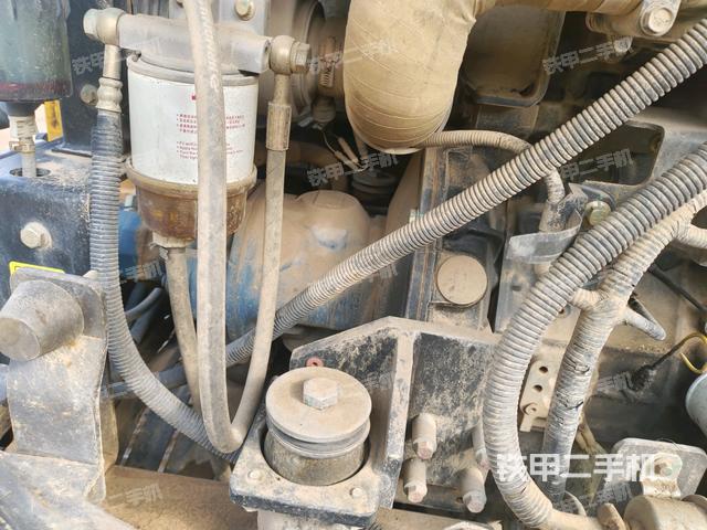 液压泵舱室正面整体（整机外观）