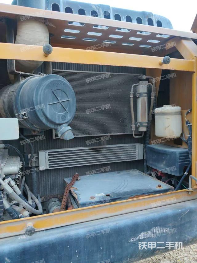 回转马达和主控阀（整机外观）