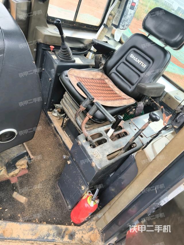 駕駛室左側(cè)全景照（推土機(jī)駕駛室）