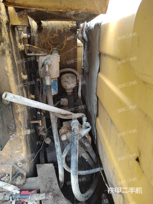 回轉馬達和主控閥(整機外觀) 回轉馬達和主控閥(整機外觀)