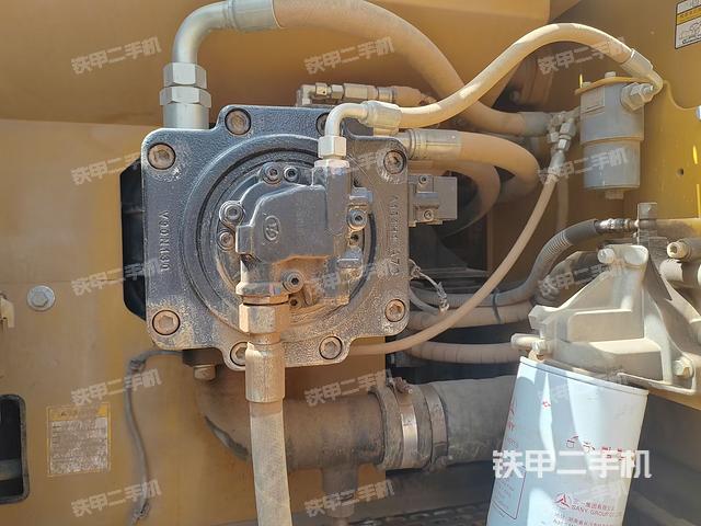 液压泵舱室正面整体（整机外观）