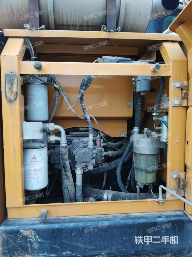 液压泵舱室正面整体（整机外观）