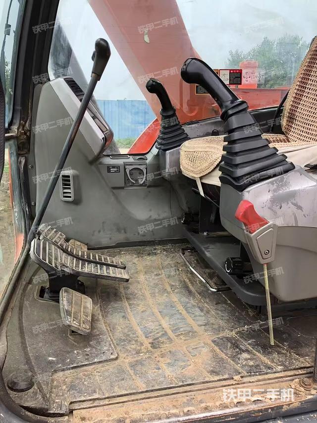 駕駛室整體(整機(jī)外觀) 駕駛室整體(整機(jī)外觀)