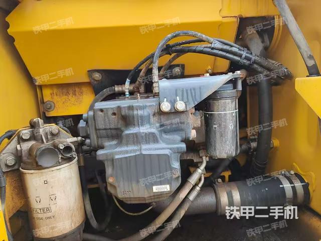 液壓泵艙室正面整體(整機(jī)外觀) 液壓泵艙室正面整體(整機(jī)外觀)