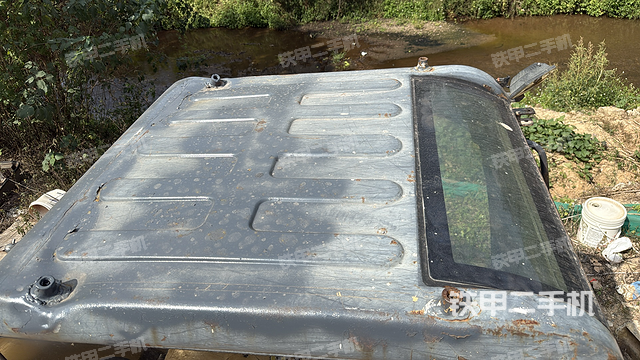 驾驶室顶部（整机外观）