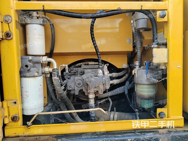 液壓泵艙室正面整體(整機外觀) 液壓泵艙室正面整體(整機外觀)