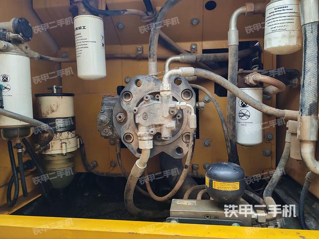 液压泵舱室正面整体（整机外观）