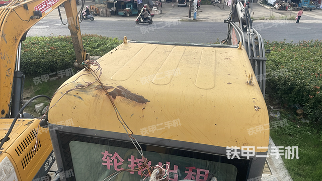 驾驶室顶部(整机外观) 驾驶室顶部(整机外观)