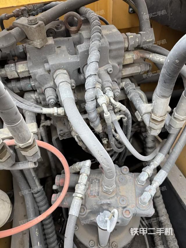 回转马达和主控阀（整机外观）