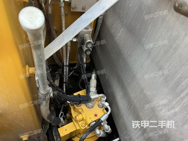 回轉(zhuǎn)馬達(dá)和主控閥（整機(jī)外觀(guān)）