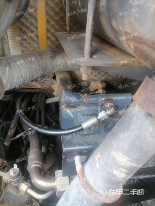 液压泵舱室正面整体(整机外观) 液压泵舱室正面整体(整机外观)