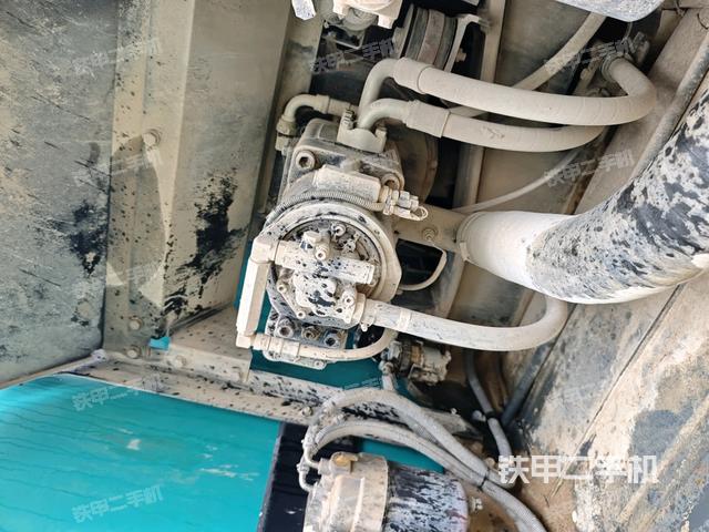 液壓泵艙室正面整體（整機外觀）