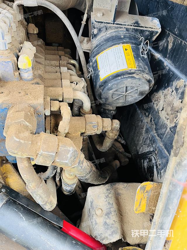 回轉(zhuǎn)馬達(dá)和主控閥（整機(jī)外觀）