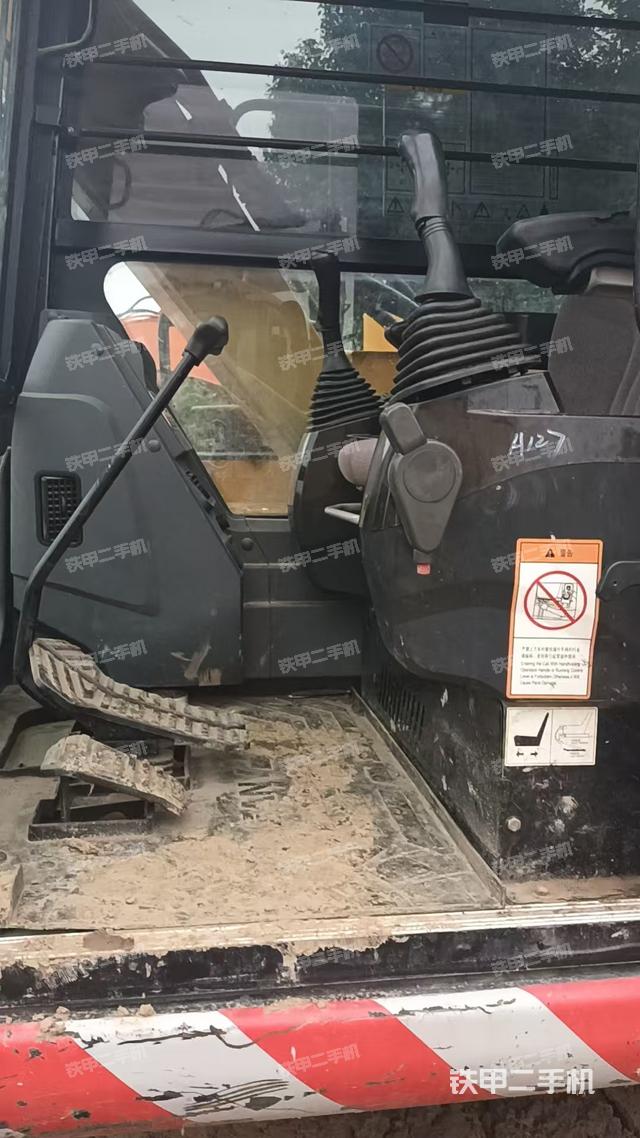 駕駛室整體(整機(jī)外觀) 駕駛室整體(整機(jī)外觀)