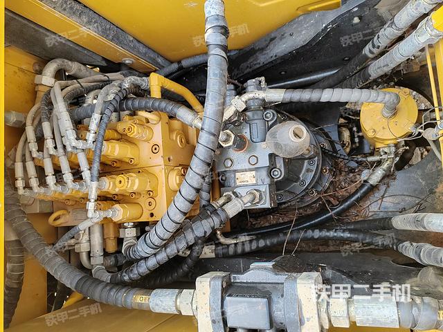 回轉(zhuǎn)馬達和主控閥(整機外觀) 回轉(zhuǎn)馬達和主控閥(整機外觀)