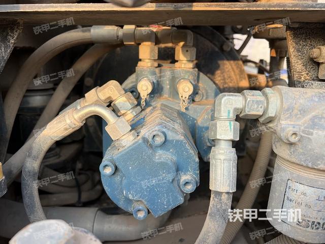 液壓泵艙室正面整體（整機(jī)外觀(guān)）