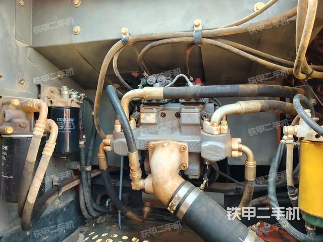 液壓泵艙室正面整體(整機(jī)外觀) 液壓泵艙室正面整體(整機(jī)外觀)