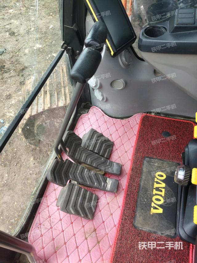 行走控制手柄和踏板?俯拍（駕駛室部分）