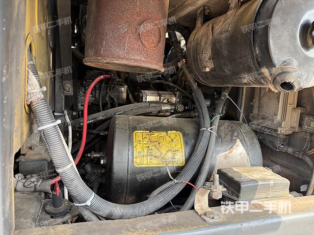 液壓泵艙室正面整體(整機(jī)外觀) 液壓泵艙室正面整體(整機(jī)外觀)
