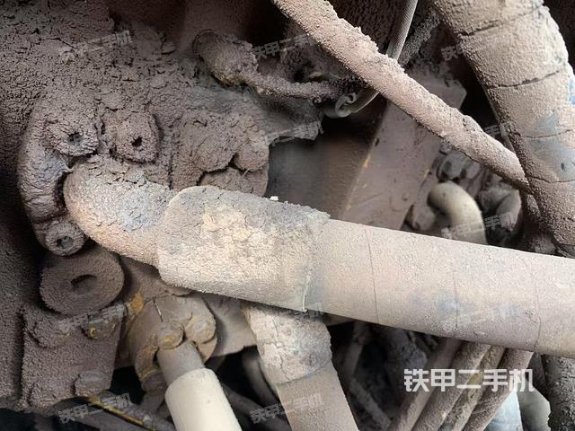 回转马达和主控阀(整机外观) 回转马达和主控阀(整机外观)