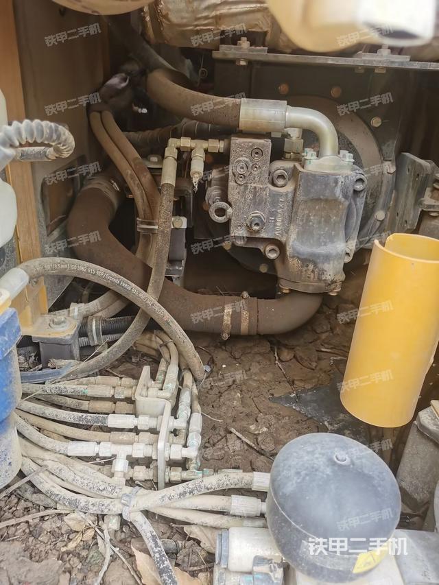 液壓泵艙室正面整體(整機(jī)外觀) 液壓泵艙室正面整體(整機(jī)外觀)
