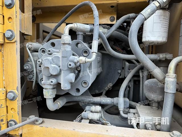 液压泵舱室正面整体（整机外观）