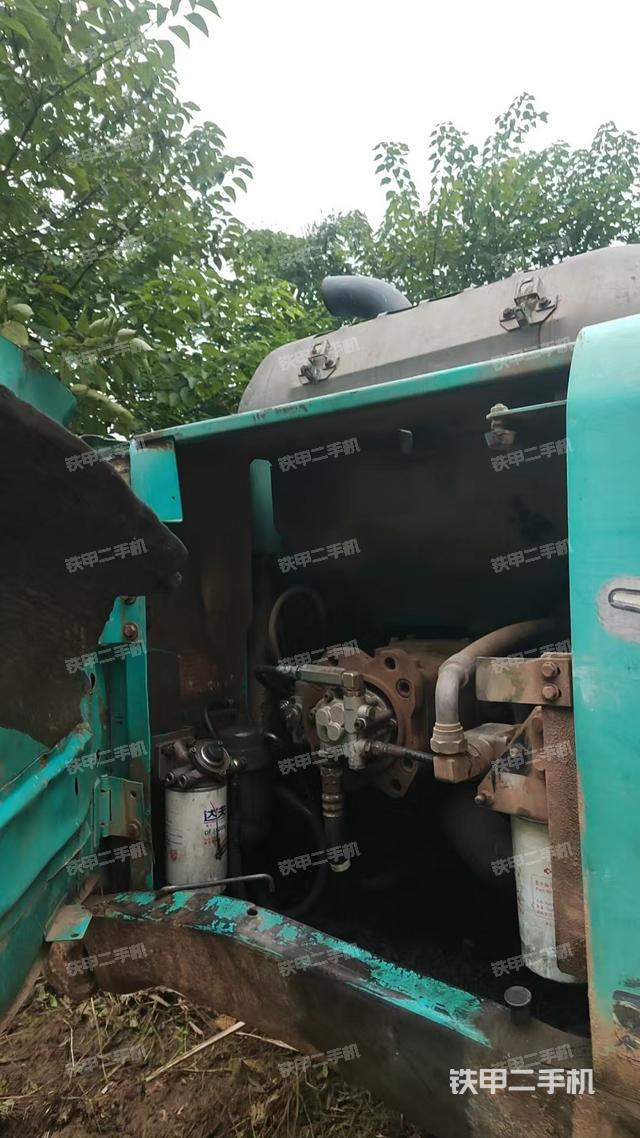 液压泵舱室正面整体(整机外观) 液压泵舱室正面整体(整机外观)