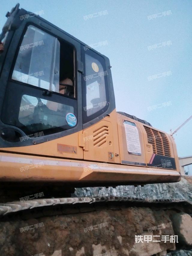 行走控制手柄和踏板 俯拍（驾驶室部分）