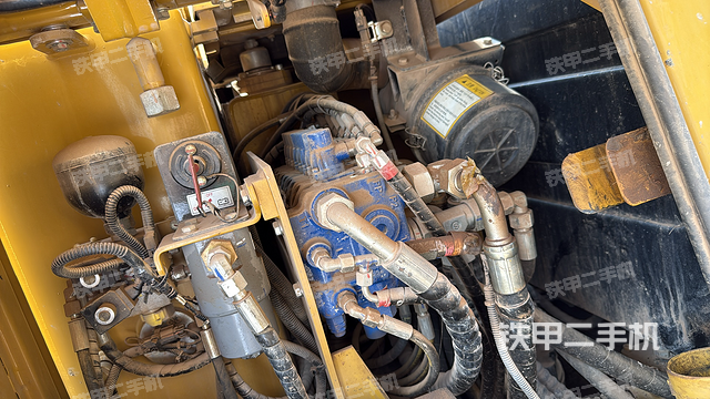 回转马达和主控阀（整机外观）