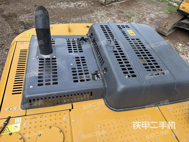 駕駛室頂部(整機(jī)外觀) 駕駛室頂部(整機(jī)外觀)