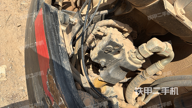 液压泵舱室正面整体（整机外观）