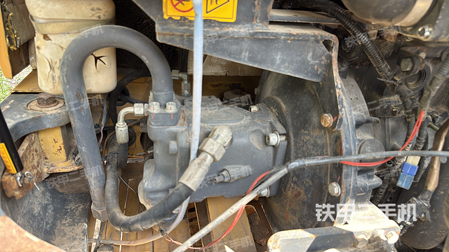 液压泵舱室正面整体（整机外观）