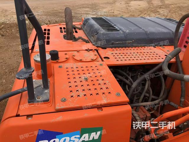 驾驶室顶部(整机外观) 驾驶室顶部(整机外观)